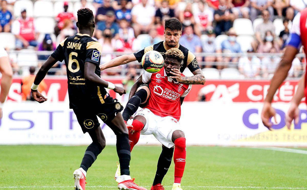 包含霍芬海姆赢球在积分榜上崭露头角的词条